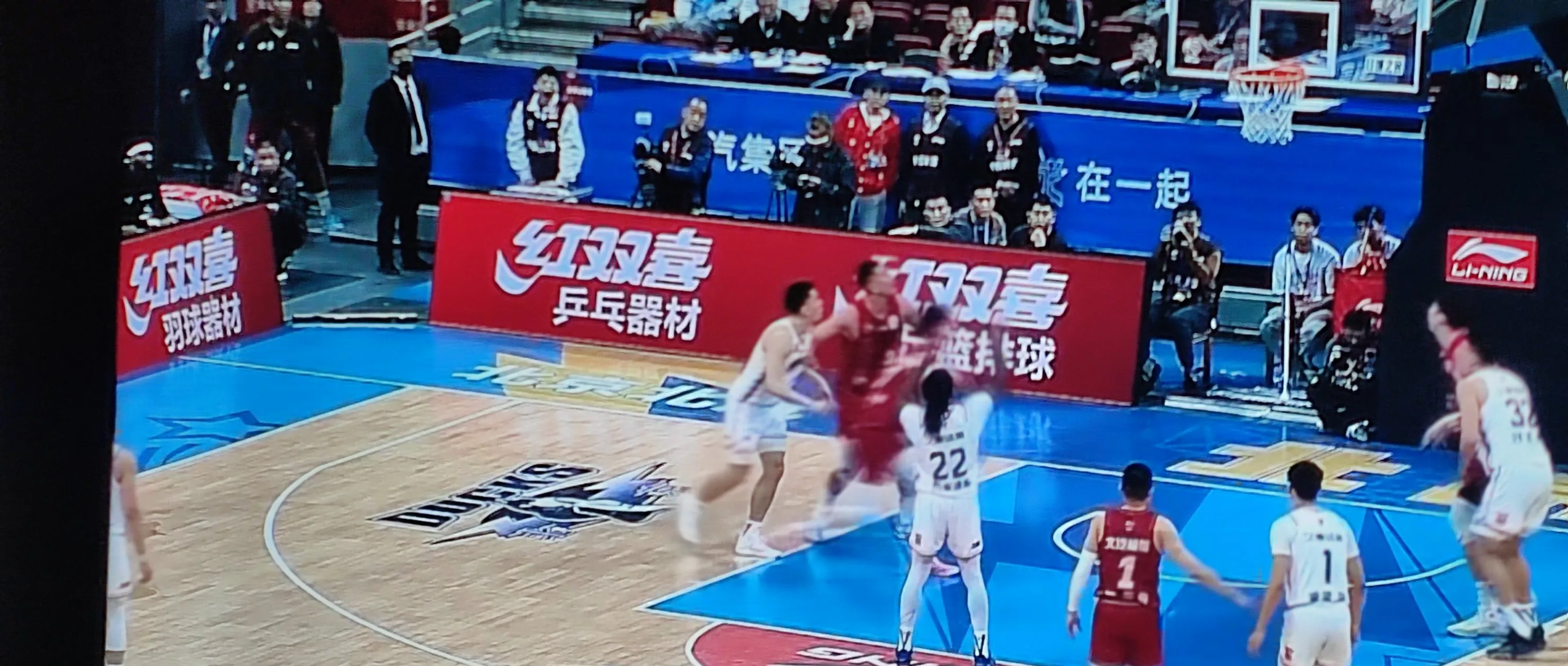 上海篮球队喜迎胜利，晋级季后赛的简单介绍